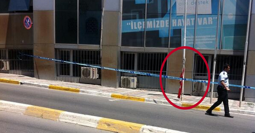Bayrak indirmeye çalışan hain vuruldu